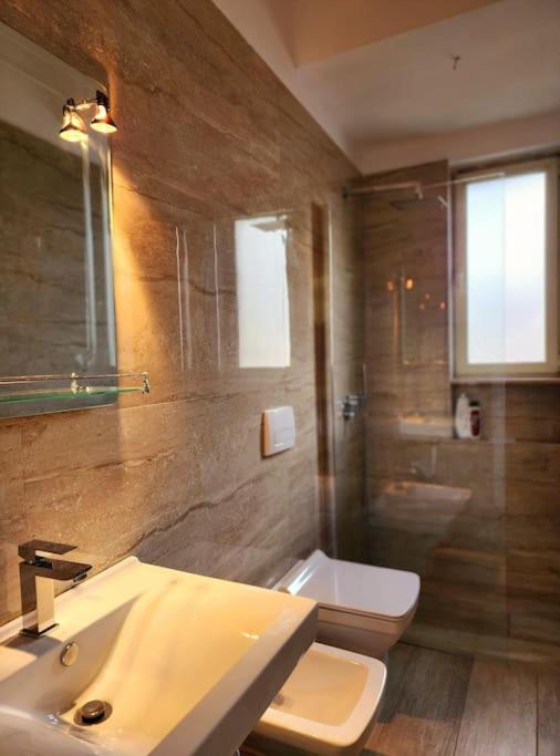 Toptani Deluxe Flat W 24h Check In Apartament